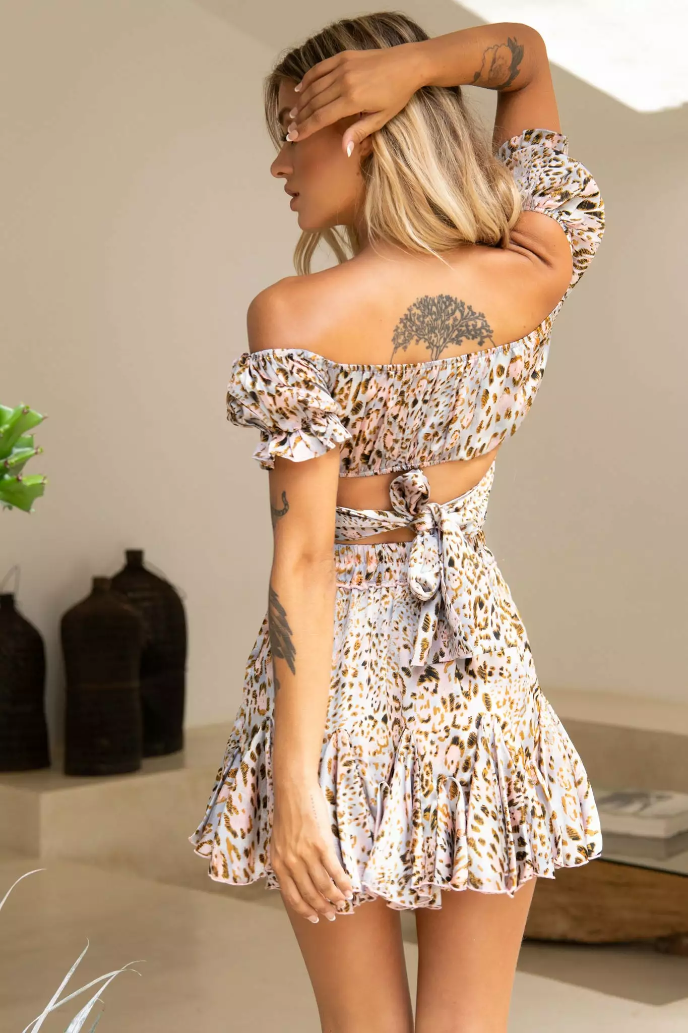 Selfie Leslie Linka Off-Shoulder Tie-Back Crop Top Leopard Print Blue/Pink - Image 3