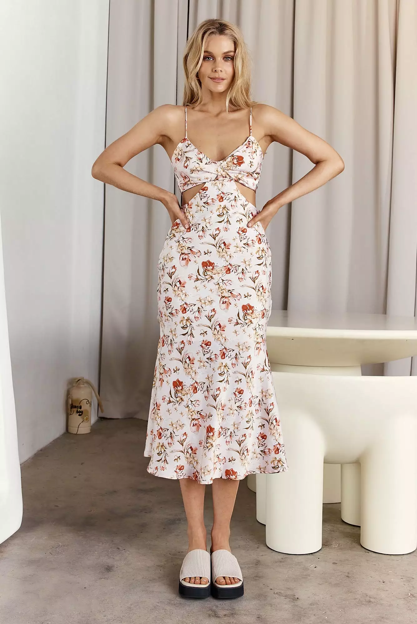 Here Comes The Sun Cariba Cut-Out Waist Midi Dress Floral Blush - Image 4