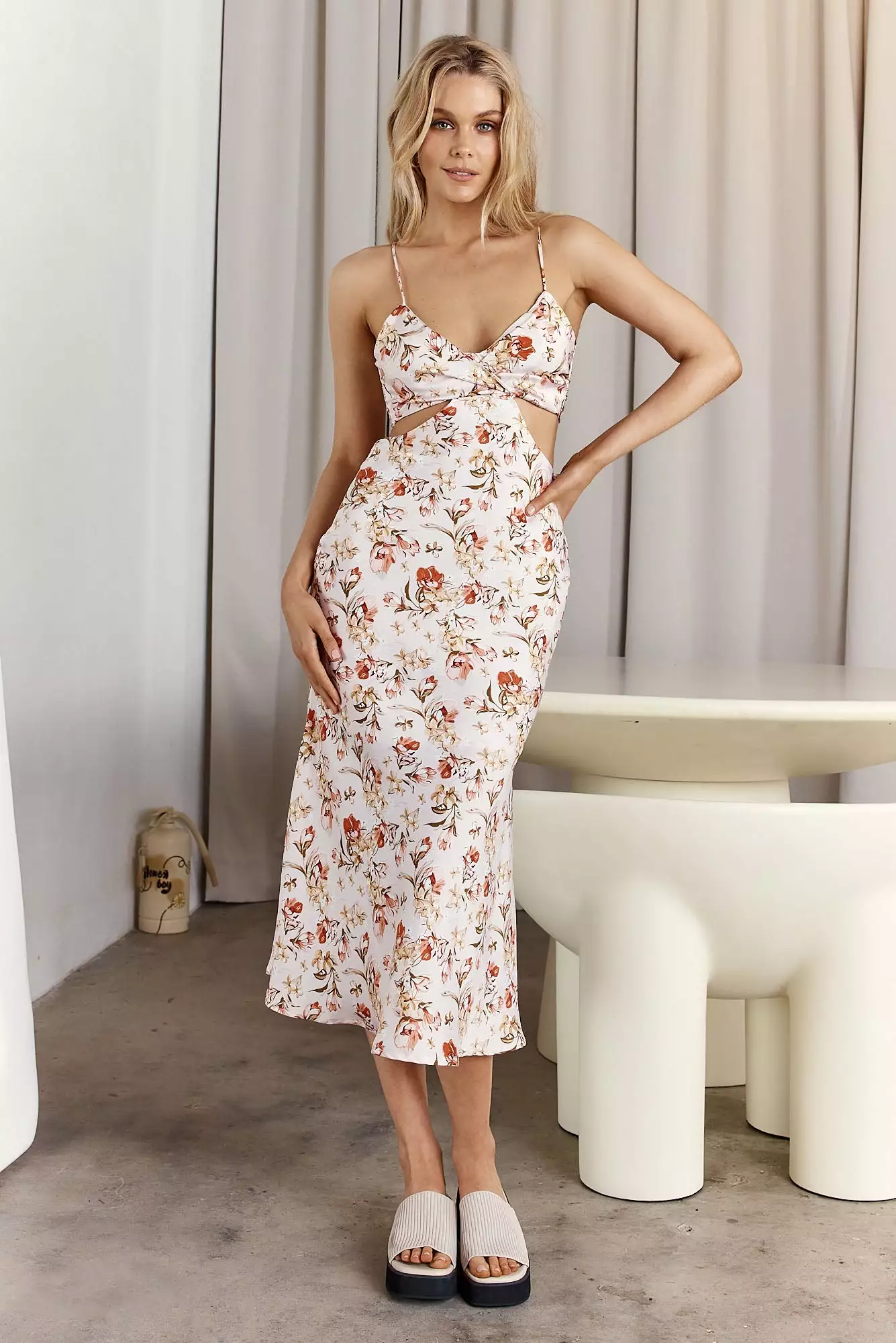 Here Comes The Sun Cariba Cut-Out Waist Midi Dress Floral Blush - Image 5