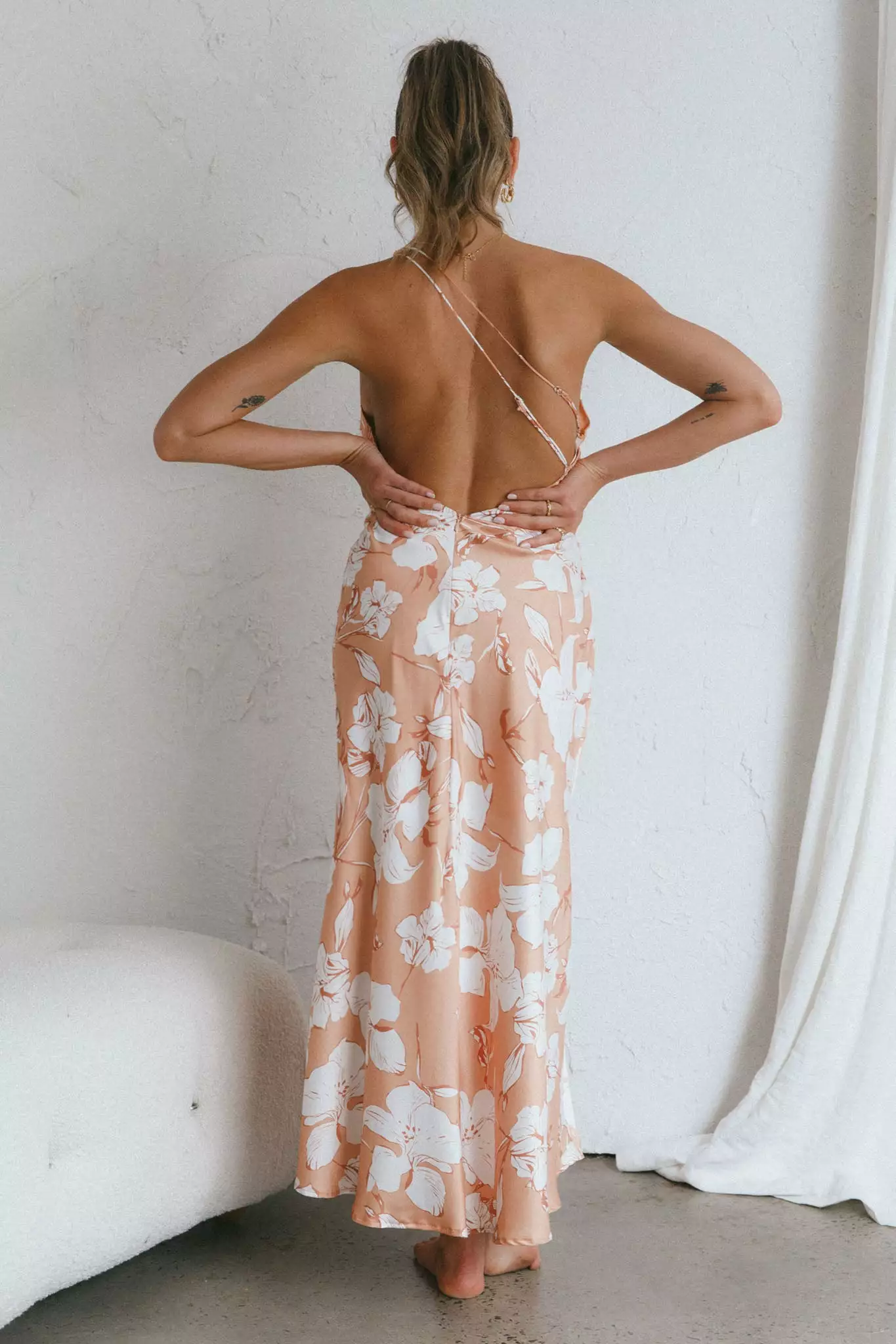 Saints + Secrets Casa Del Mar One-Shoulder Ruched Midi Dress Floral Blush - Image 2