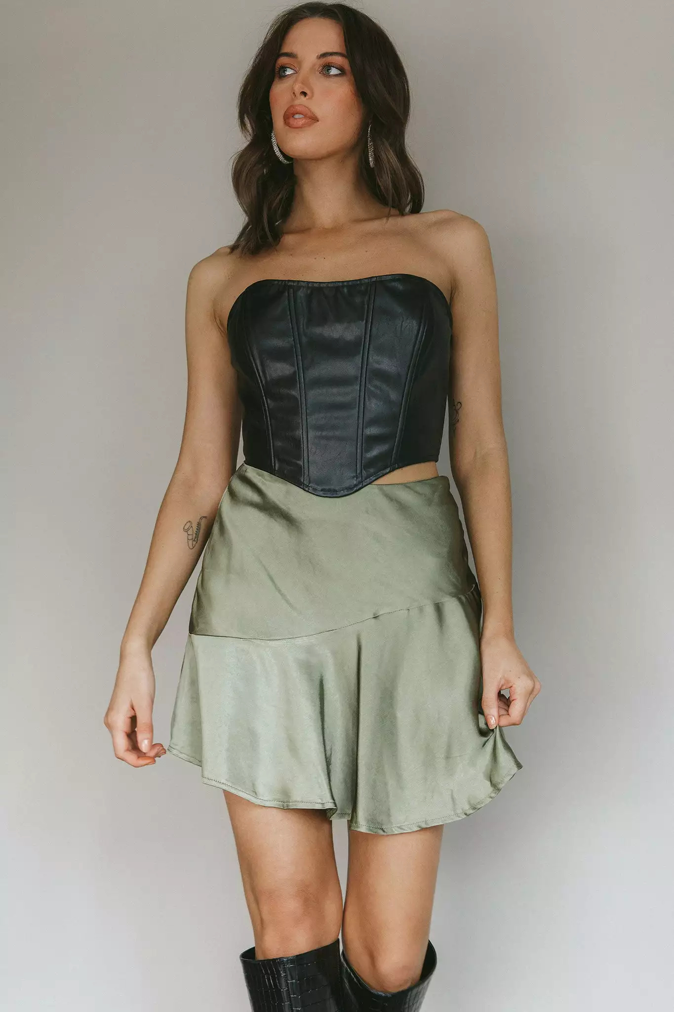 Selfie Leslie Gwyneth Flounce Mini Skirt Khaki - Image 7