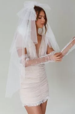 Selfie Leslie Unforgettable Pearl Veil White