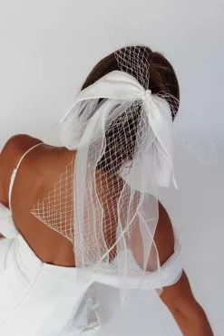 Selfie Leslie Esther Pearl & Bow Bridal Veil White