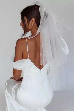 Selfie Leslie Evelyn Bow & Fishnet Bridal Veil White
