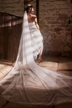 Selfie Leslie Divine Long Pearl Veil White