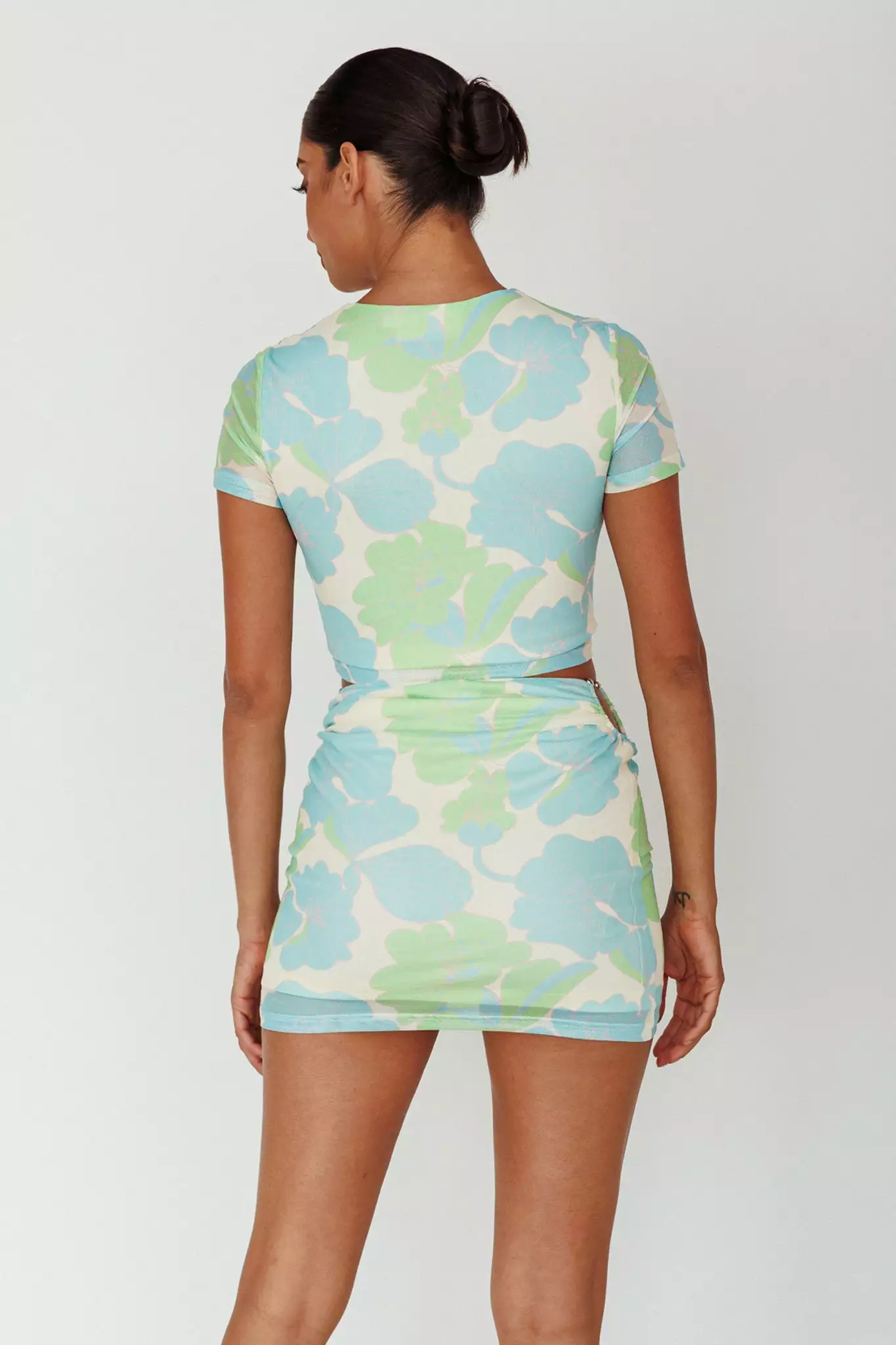 Selfie Leslie Angelus Short Sleeve Crop Top Printed Cream - Image 2