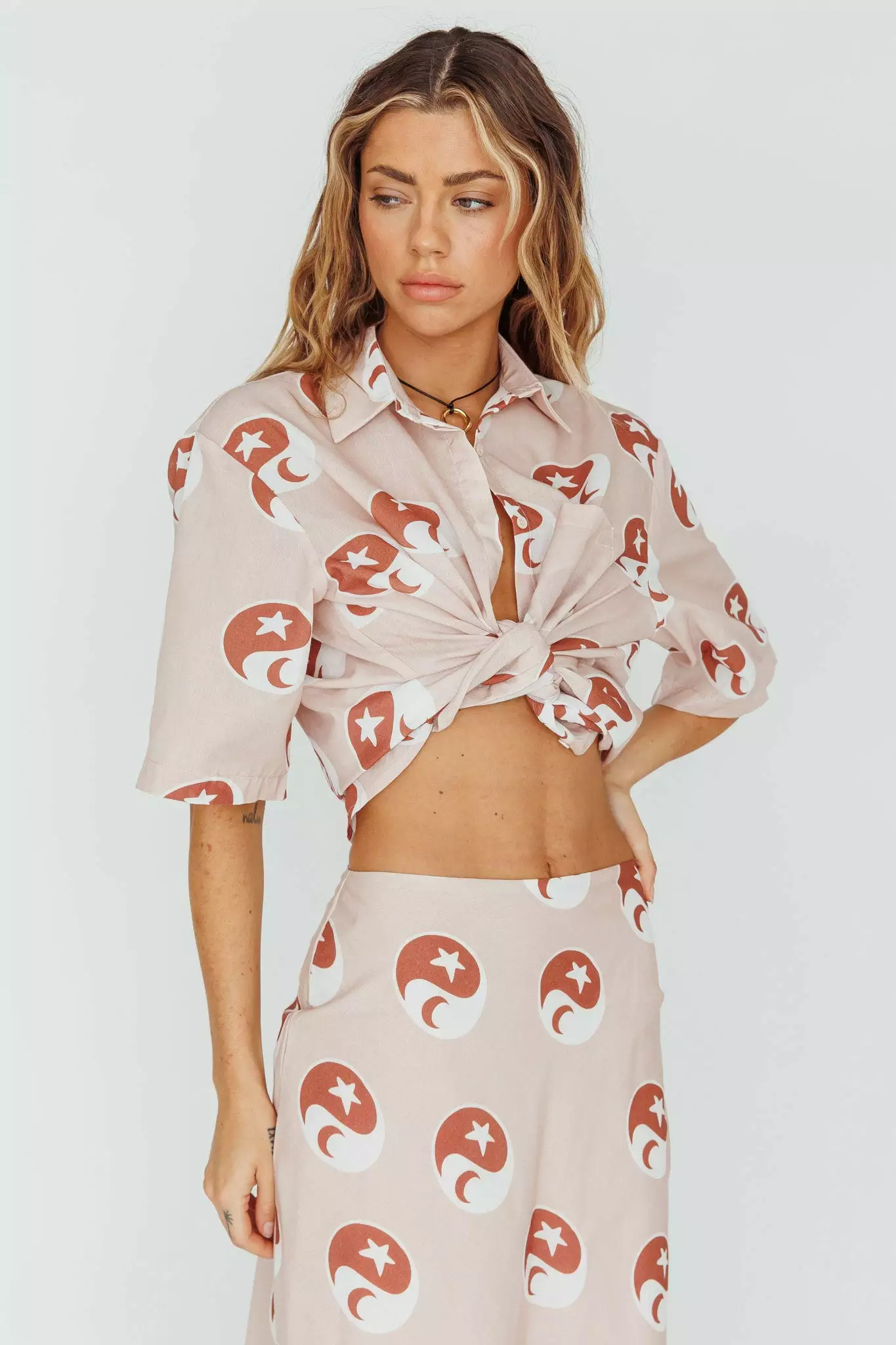 Selfie Leslie Just A Hunch Button Shirt Yin Yang Rose - Image 4